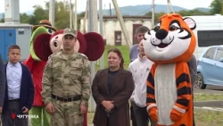 Essential workers in Chuguyevka receive keys to new apartments