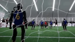 Robôs humanoides mostram dotes no futebol