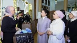 Peng Liyuan chats over tea, visits exhibition with wife of Egyptian president