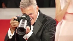 George Clooney show sul red carpet di Venezia: lascia il Leone d'oro e si improvvisa fotografo