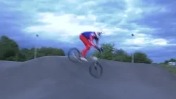 Deti z PumpCampu športovali na osvetlenom pumptracku