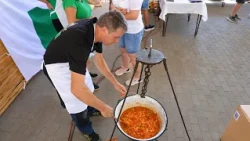 Harcsás lecsó is rotyogott a piacon