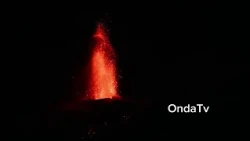 Spettacolare eruzione del vulcano Etna nella nuova bocca eruttiva