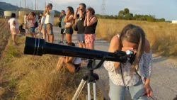 Els terrassencs surten al carrer per veure l'eclipis parcial