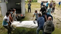 Nepal supera los 900 muertos y 4.200 desaparecidos mientras entierra a víctimas sin identificar