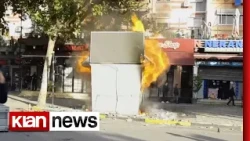 Kioska në flakë, protestuesit vijojnë shkatërrimi i bizneseve