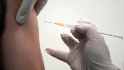Updated COVID-19 shots cleared as health groups urge vaccination