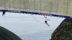 Sudáfrica: Un atleta recorre 600 barras a lo largo de un puente de 216 metros