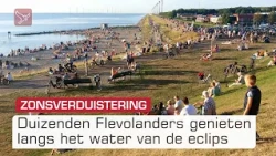 Duizenden Flevolanders genieten langs het water van de eclips, verkeersdrukte zonder ongelukken.