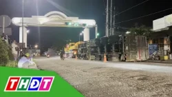Xe đầu kéo chở thép quá tải, lật tại cổng chào KCN Mỹ Tho | THDT
