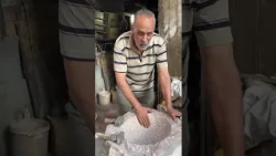 40 سنة والمطرقة في إيده.. عم هشام أشهر صنايعي حجر عجينة الطعمية بالإسكندرية