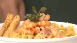 Chef teaches how to prepare shrimp carbonara spaghetti in seven minutes