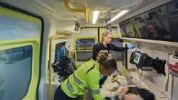 Patient får hjertestop i ambulancen I Drømmen om 112 (afsnit 3)