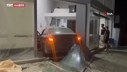 Virajı alamayan otomobilin iş yerine girdiği anlar kamerada