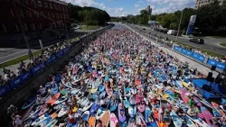 Mosca, carnevale di paddleboard: partecipanti in costume sul fiume