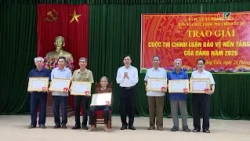 Hoang Tien Commune Awards Political Essay Contest on Protecting the Party's Ideological Foundatio...
