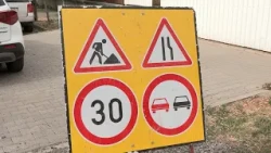 PARKOLÓK ÉS GYALOGÁTKELŐHELYEK ÉPÜLNEK JÁSZÁROKSZÁLLÁSON