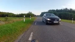 Užfiksavo pavojingą incidentą: automobiliu nuo kelio stūmė dviratininką