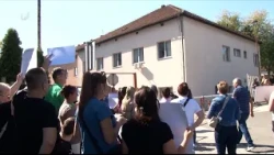 Protest ispred UKC-a Tuzla: Nezadovoljni roditelji pitaju - ko će liječiti našu djecu?