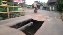 JEMBATAN PLAT BESI KETAPANG 2 JEBOL BIKIN WARGA KHAWATIR