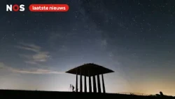 Sterrenregen en satellieten te zien bij de tempel van Marrum in Friesland