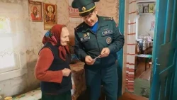 Rescuers and young people from Pinsk came to the aid of elderly people.