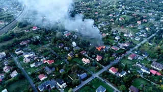 Janówka. Pożar domu jednorodzinnego po wybuchu gazu. Widok z drona. Film nadesłany przez widza.