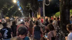 Guccini, la folla canta "Bologna" in via Paolo Fabbri