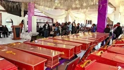 Funeral em massa em Bukavu pelas 26 crianças mortas em incêndio em escola na RDC