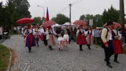 Putování Vinohradskou ulicí přilákalo až 20 tisíc lidí na sklenku dobrého vína