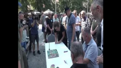Na gradskom trgu potpisivanje peticije protiv održavanja koncerta Dina Merlina