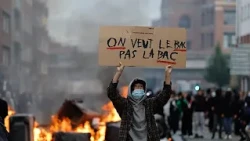Proteste nelle scuole in Francia: studenti in scontro con la polizia