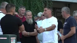 Mirni protesti autoškola pred zgradom Vlade TK