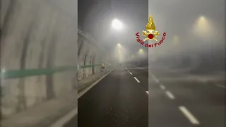 Incendio in galleria, i vigili del fuoco salvano una famiglia con il cane rimasti intrappolati