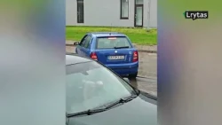 Per Lietuvą slenkantys lietaus debesys užtvindė gatves: užfiksavo vaizdus