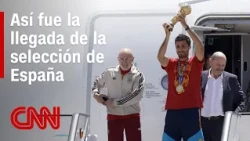 Spain's national team arrives with the World Cup trophy in hand