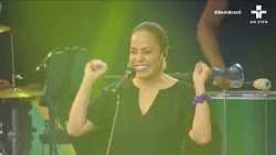 Diogo Nogueira gets everyone singing along to Pé na Areia on Bem Brasil