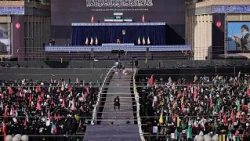 Iraniani in lutto mentre iniziano le cerimonie funebri per Khamenei