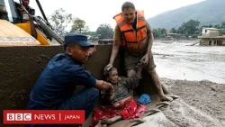 泥の中から救出される人々……ネパール北部の土石流被災地