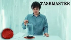 Przelej wodę do wazonu za pomocą zapałek! JAK TO MOŻLIWE?! 🔥| Taskmaster
