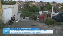 Caminhão da Cagepa perde freio, atinge carro e moto, em Cruz das Armas