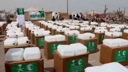 محافظ الحديدة يدشن توزيع الحقيبة الصحية لنازحي مخيم بني جابر