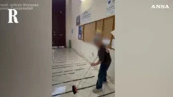 Napoli, studenti ripuliscono la scuola dopo giorni di occupazione