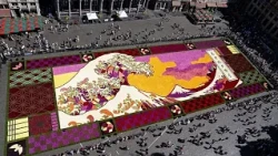 Bruselas presenta una alfombra floral gigante inspirada en la gran ola de Hokusai