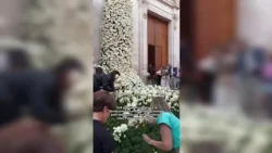 Donnarumma lascia la chiesa dopo le nozze e parte l'assalto alle decorazioni floreali