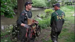 Jagtgevær, pengeskabe og cykler gemmer sig på bunden af åen
