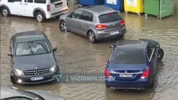 Stuhi shiu në Elbasan, uji vërshon në rrugë
