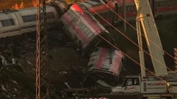 Espagne: des grues dégagent les débris du train, les secours poursuivent la nuit