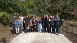 Prilog   RTVKV   Meštani Pekčanice radosno dočekali novi asfalt