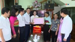 Permanent Vice Chair of the Provincial Vietnam Fatherland Front Committee visits martyrs' cemeter...